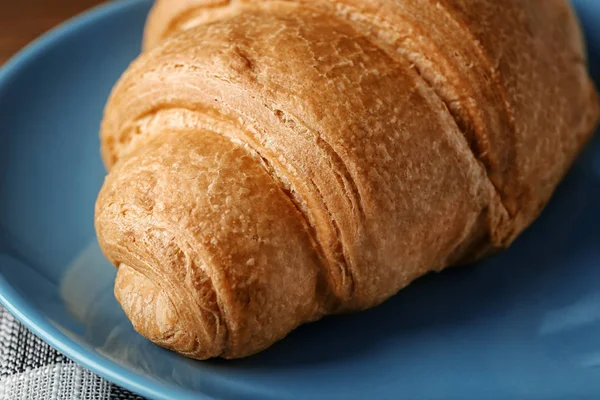 Plate with yummy fresh croissant, closeup — Stock Photo, Image