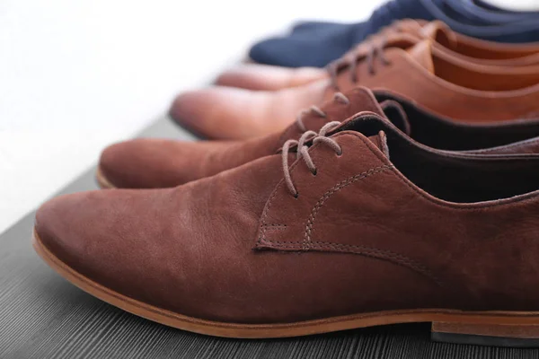 Zapatos masculinos con estilo en el estante — Foto de Stock