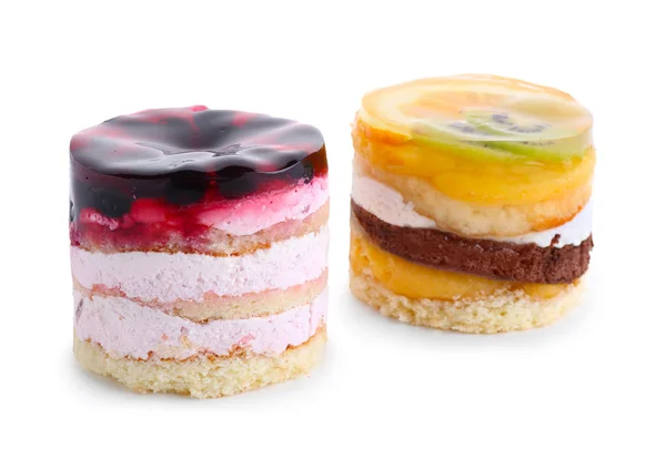 Smakelijke spons cakes met jelly vruchten op witte achtergrond — Stockfoto