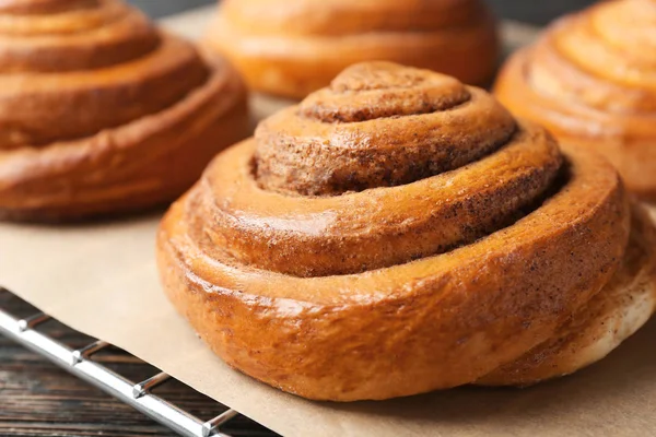 Sweet cinnamon roll, closeup — Stock Photo, Image