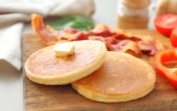 Leckeres Frühstück mit Pfannkuchen auf Holzbrett — Stockfoto