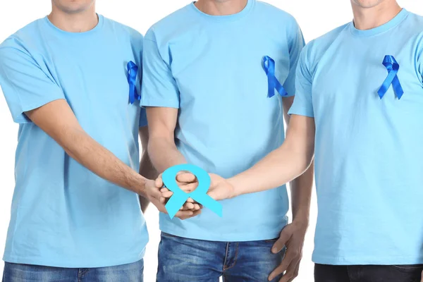 Mladí muži drží pásu papíru modré na bílém pozadí, closeup. Koncept povědomí o rakovině prostaty — Stock fotografie