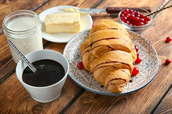 Composition avec délicieux croissant frais sur table en bois — Photo