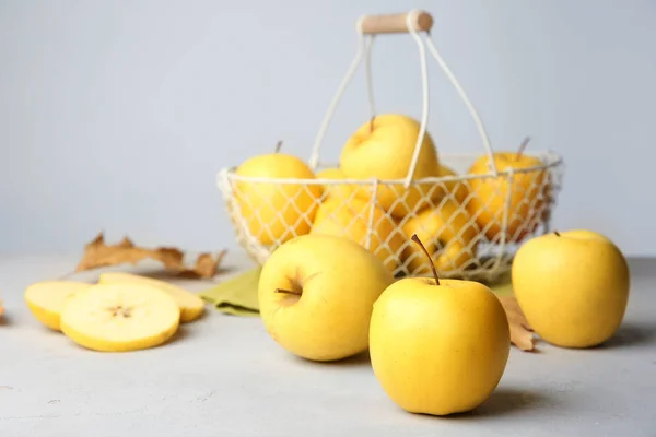 Rijpe gele appels op tafel — Stockfoto