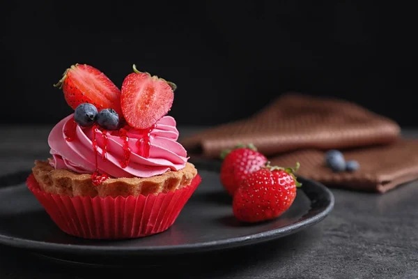 Plate with tasty cake on table — Stock Photo, Image