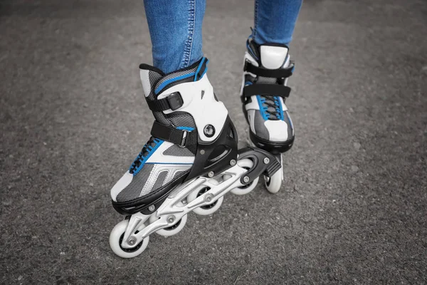 Legs of young woman rollerskating outdoors — Stock Photo, Image