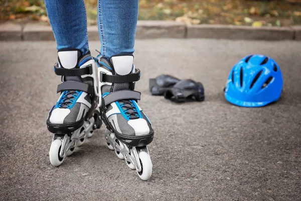 Nogi na zewnątrz rollerskating młoda kobieta — Zdjęcie stockowe