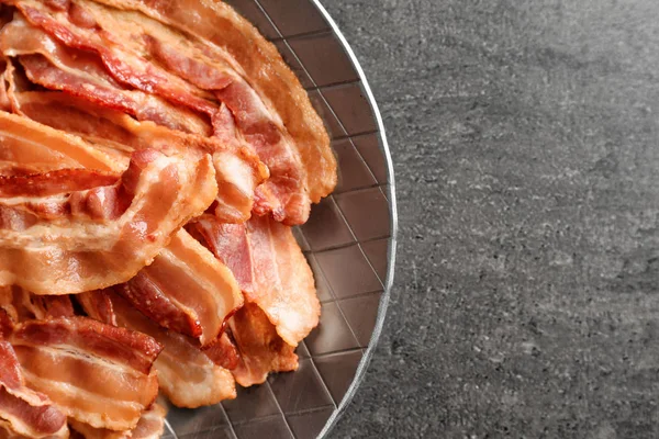 Poêle avec des rashers au bacon cuit sur la table, gros plan — Photo