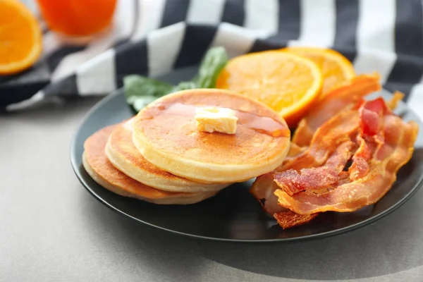 美味的早餐, 煎饼, 培根和切片橙片 — 图库照片