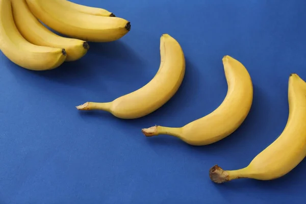 Saboroso bananas maduras em fundo de cor — Fotografia de Stock