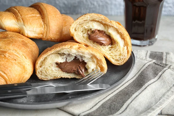 Plaat met lekker verse chocolade croissants op tafel — Stockfoto