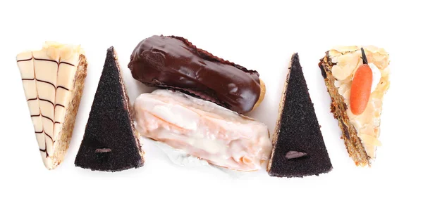 Variedad de sabrosos pasteles sobre fondo blanco — Foto de Stock