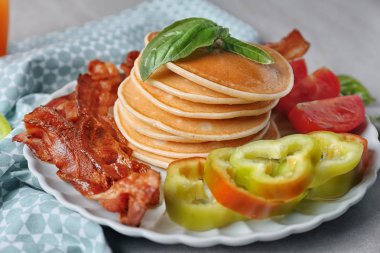 Tabak krep, pastırma ve sebze tablo ile