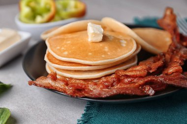 Pankek ve pastırma masada, closeup ile plaka