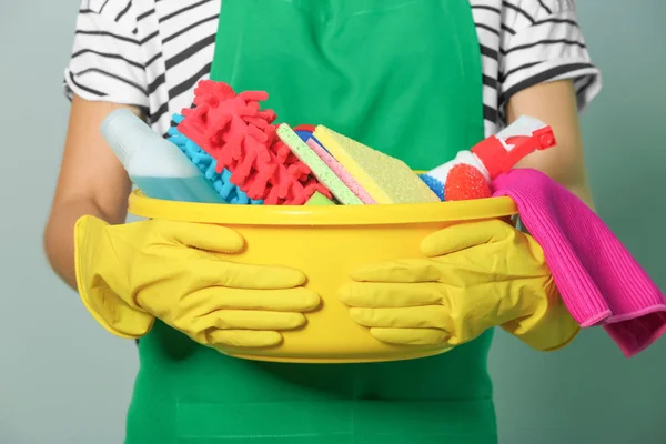 Mujer Con Suministros Limpieza Sobre Fondo Color Primer Plano — Foto de Stock
