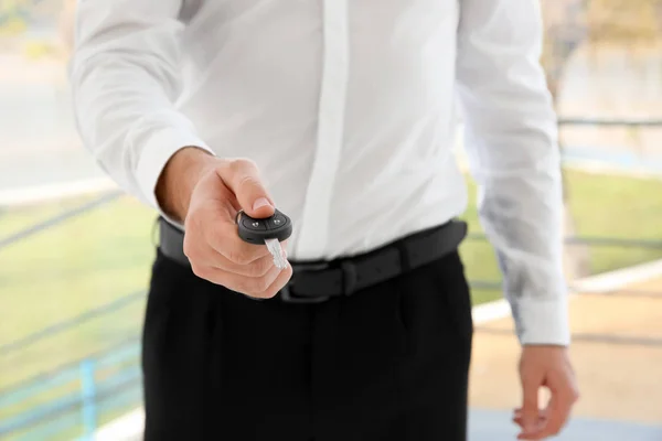 Hombre Con Ropa Formal Sosteniendo Llave Del Coche Sobre Fondo — Foto de Stock