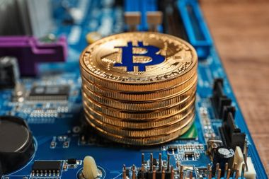Pc anakart, closeup üzerinde altın bitcoins 