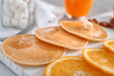 Lezzetli gözleme ve gemide, closeup dilimlenmiş portakal
