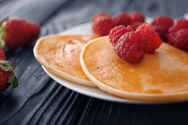 Ahududu plaka, closeup ile krep servis