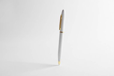 Beyaz zemin üzerine kalem. Mockup tasarım için