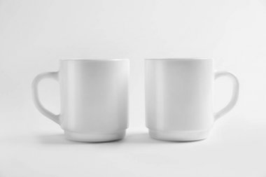 Seramik bardak beyaz arka plan üzerinde. Mockup tasarım için