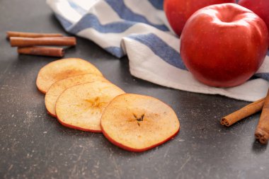 Elma dilim masaya cips yapmak için hazır