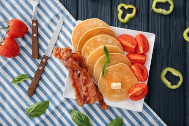 Tabak krep, domates ve pastırma masada, üstten görünüm