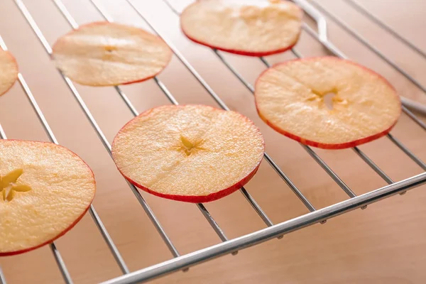 Apple Segmenten Voorbereid Voor Het Maken Van Chips Het Raster — Stockfoto