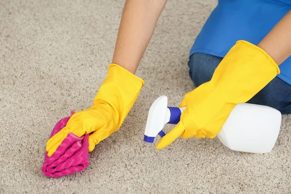 Woman Cleaning Carpet Home Closeup — Stock Photo, Image
