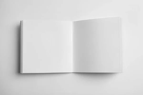 白い背景の上のノートブックを開く デザインのモックアップ — ストック写真