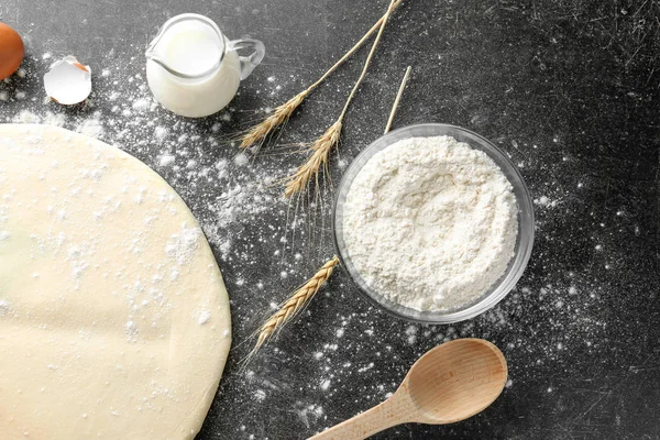 Ruwe Deeg Met Kruik Van Melk Tafel — Stockfoto