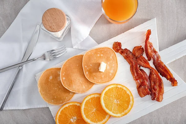 Tafel Mit Pfannkuchen Geschnittenen Orangen Und Speck Auf Dem Tisch — Stockfoto