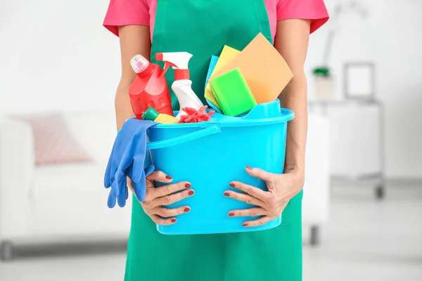 Mujer Con Artículos Limpieza Casa Primer Plano — Foto de Stock