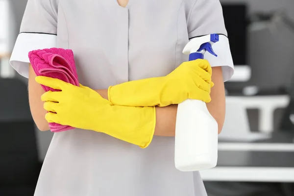 Kobieta Butelki Detergentem Szmata Biurze Zbliżenie — Zdjęcie stockowe