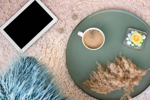 平板电脑和托盘杯咖啡在室内地毯 — 图库照片