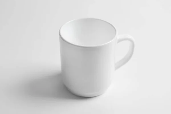 陶磁器のコップ ホワイト バック グラウンド デザインのモックアップ — ストック写真