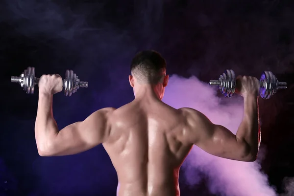 Muskulöser Junger Bodybuilder Mit Hanteln Buntem Rauch — Stockfoto