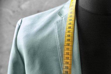 Manken üzerinde ısmarlama takım elbise