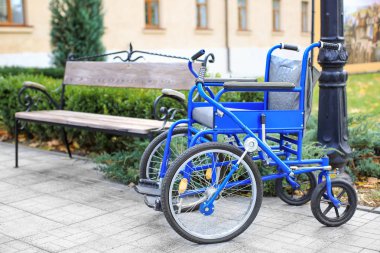 Açık havada mavi tekerlekli sandalye