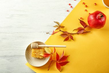 Bal ve nar ile kompozisyon