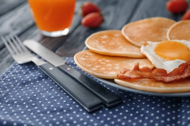 Pankek ve pastırma ile plaka 