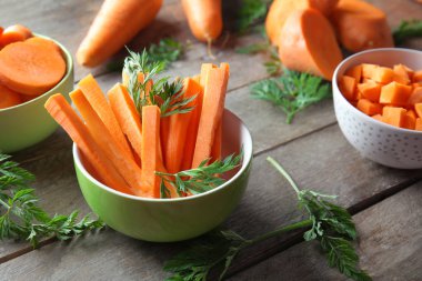 Havuç dilimleri ile kase  