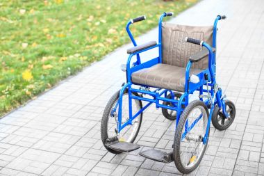 Açık havada mavi tekerlekli sandalye