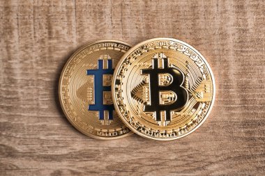 Ahşap zemin üzerine altın bitcoins