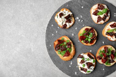 bruschettas kurutulmuş domates ile 