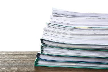 Beyaz arka plan karşı tablo üzerindeki belgeler yığını