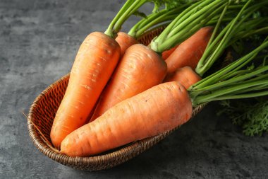 Olgun havuç ile hasır kase 