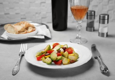 Brüksel lahanası salatası tabak 