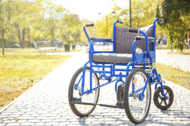 Açık havada mavi tekerlekli sandalye