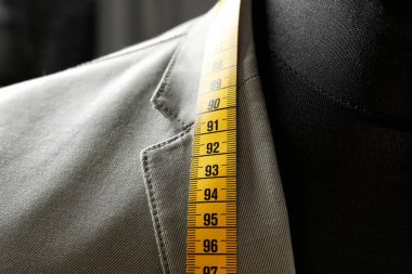 Manken üzerinde ısmarlama takım elbise